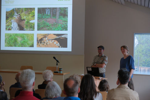 Interessierte Besucherinnen und Besucher