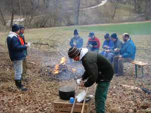 Das neue Vorstandsmitglied Joel Zumbrunn bei der Zubereitung des Glühweins.