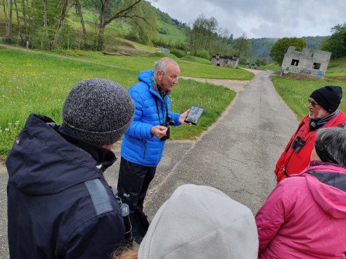 Walter Paule zeigt die Details zu einem Vogel auf dem Tablet