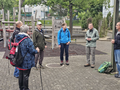 Frühmorgendliche Begrüssung beim Schulhaus Sappeten