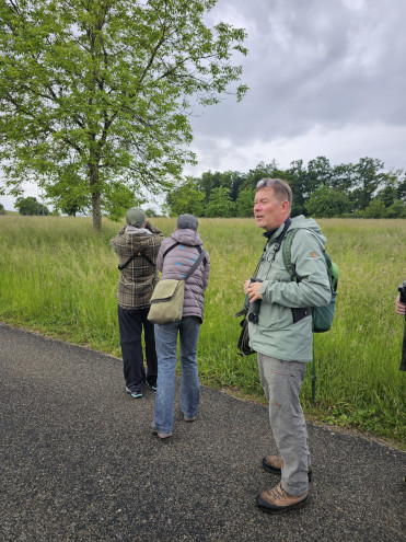 Exkursionsleiter Christoph Lerch informiert über den Trauerschnäpper