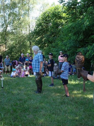Ulrich Lüthi mit Nachwuchsfalknern