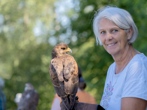 Auch die Erwachsenen hatten Freude, einem Greifvogel mal so nahe zu kommen