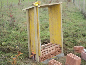 Das Fundament bilden 3 hinterfüllte Reihen Backsteine