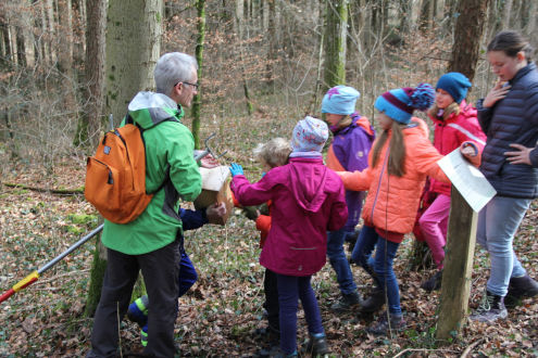 Grosses Gedränge beim Öffnen des ersten Nistkasten