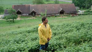 Bauer Ueli Steiner bei seinen Ausführungen oberhalb Hof Beuggen