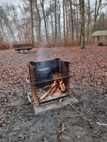 Am Schluss ein wärmendes Feuer, auf dem die Heissgetränke vor Ort zubereitet wurden
