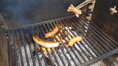 Mit Würsten vom Grill wurde der Arbeitseinsatz abgerundet