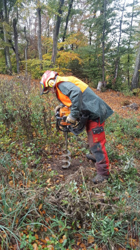 Statt Pickel und Schaufel kam ein Erdbohrer zum Einsatz