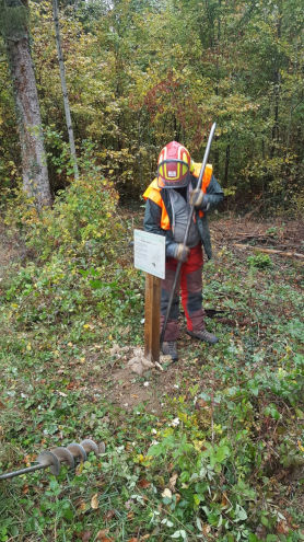 Mit Steinen wurden die Pfosten fixiert