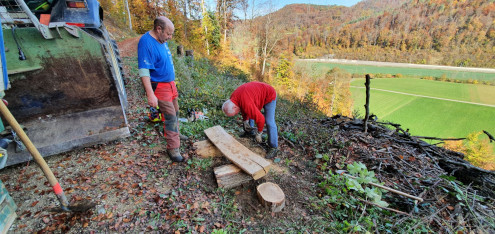 Ein neues Bänkli oberhalb des Talhaus wird erstellt
