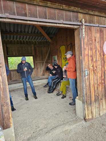 Vor dem Regen in die Schutzhütte geflüchtet