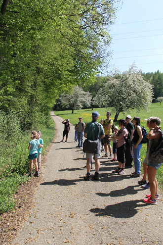 Die Notwendigkeit von Nistkästen wird erklärt