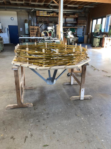 Plattform mit fertig geflochtenem Rand