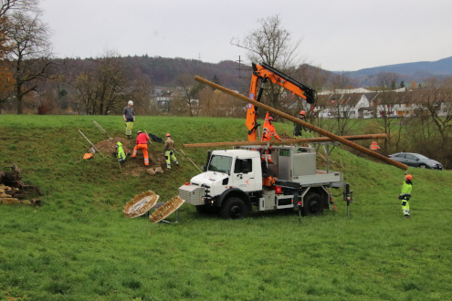 Die erste Telefonstange wird abgeladen