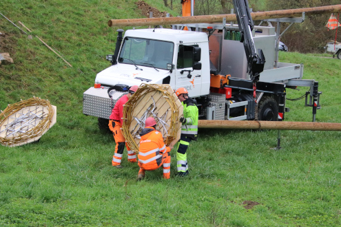 Eine Plattform wird an der Telefonstange montiert