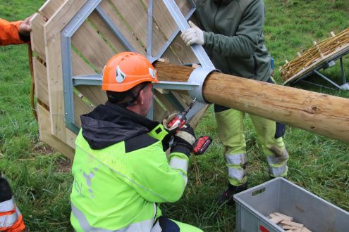 Festschrauben der Plattform an der Telefonstange