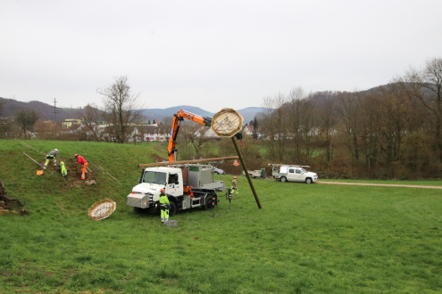 Die Telefonstange inklusive Plattform wird aufgerichtet