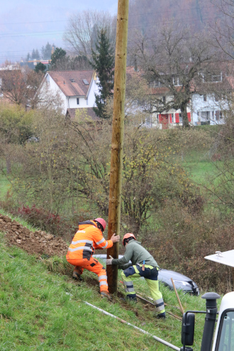 Feinarbeit beim Setzen der Telefonstange