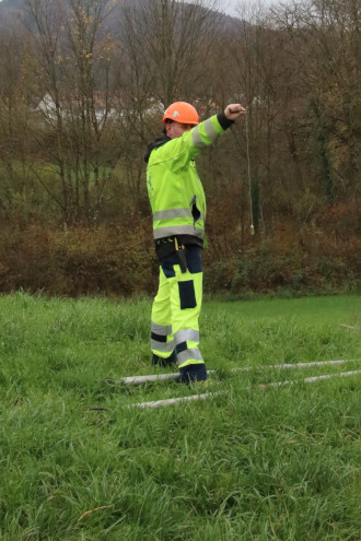 Mit dem guten alten Lot wird überprüft, ob die Stange genau senkrecht steht