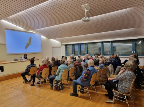 Gespanntes Warten auf den Vortrag