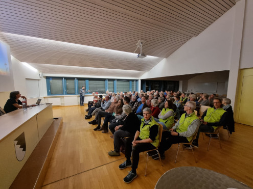 Blick in den gut gefüllten Gemeindesaal