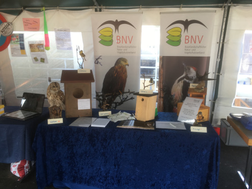 Unser Tisch mit den grossen Fotobannern im Hintergrund