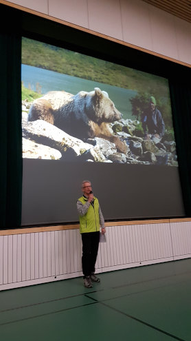 Vereinspräsident Thomas Aebischer begrüsst die Gäste