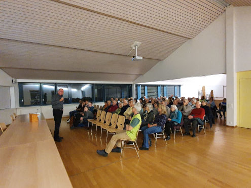 'Der gut gefüllte Gemeindesaal'