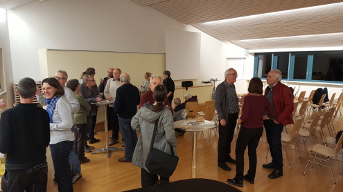 Gemütliche Diskussionsrunde während des Apéros